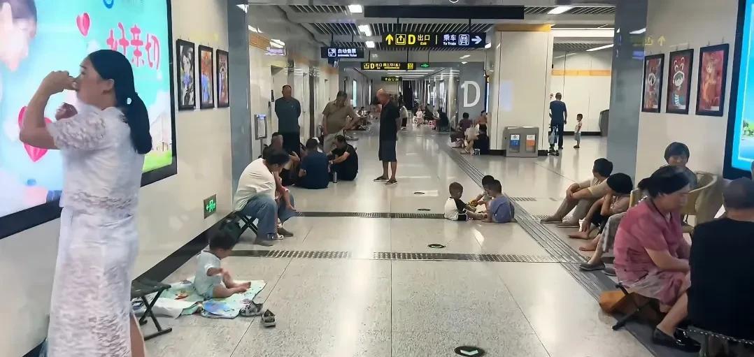 7月15号郑州地铁站里的一幕，
咱就说热不热吧？
大家都在这里凉快呢！
外面热，