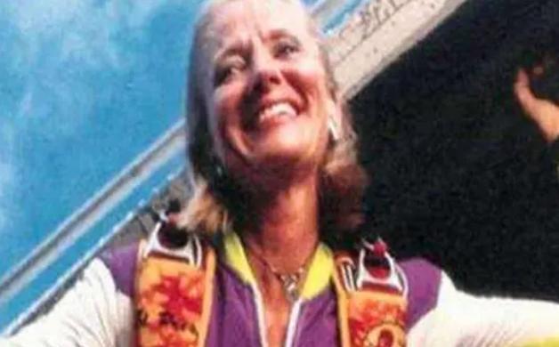 1999年，美国一女子从4400米的高空跳伞，突然发现伞包打不开，她绝望地闭上双