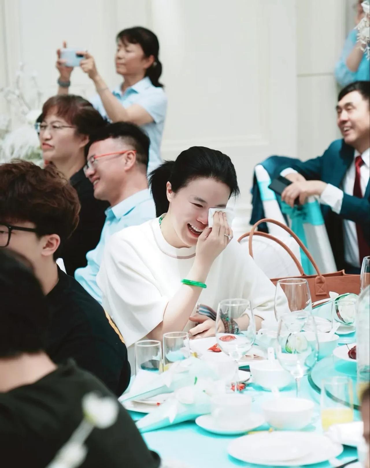 李隼女儿婚礼上的摄影师独家拍摄的高清照片来啦，值得收藏！
王楠的镯子和钻石戒指很