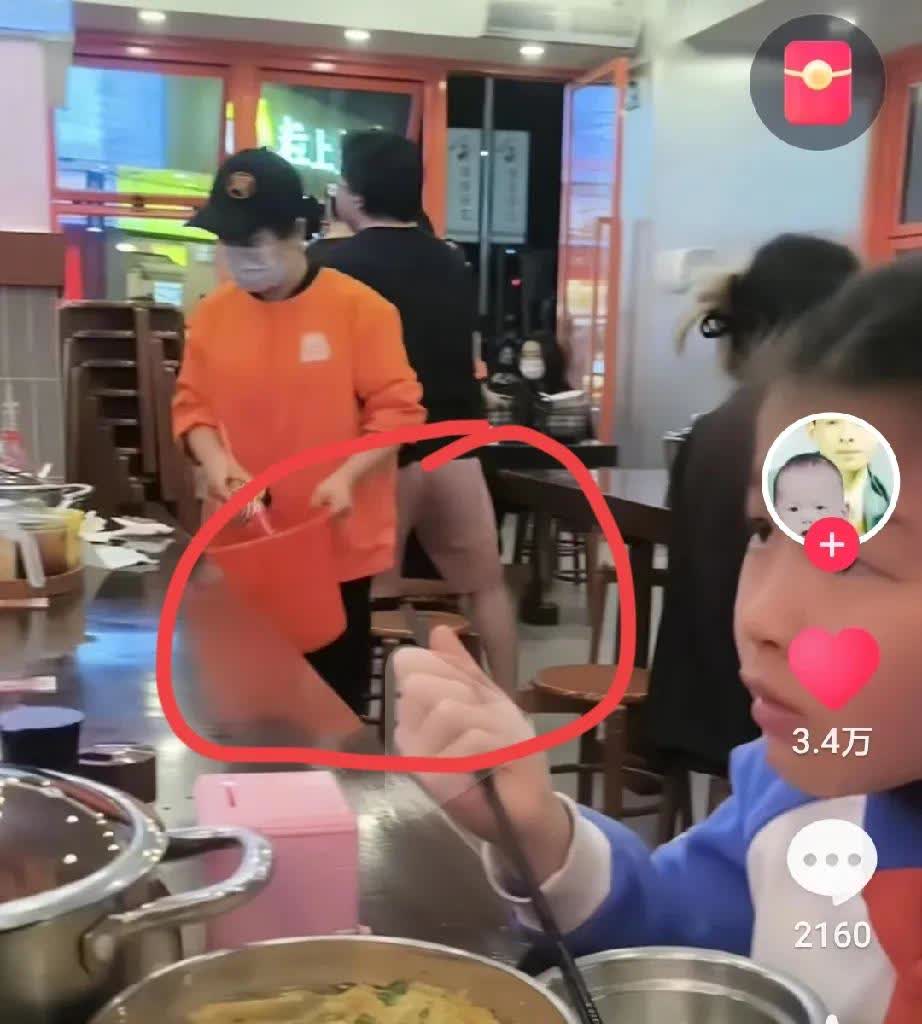 可能大家真的是误解了，原来视频里的那个穿白色马甲的女的真不是浩男的妈妈，
这个