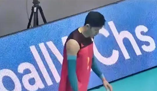 中国男排的心态太不稳定了，
还容易急躁，
没有拼搏精神，
被对方赢球过五分就一点