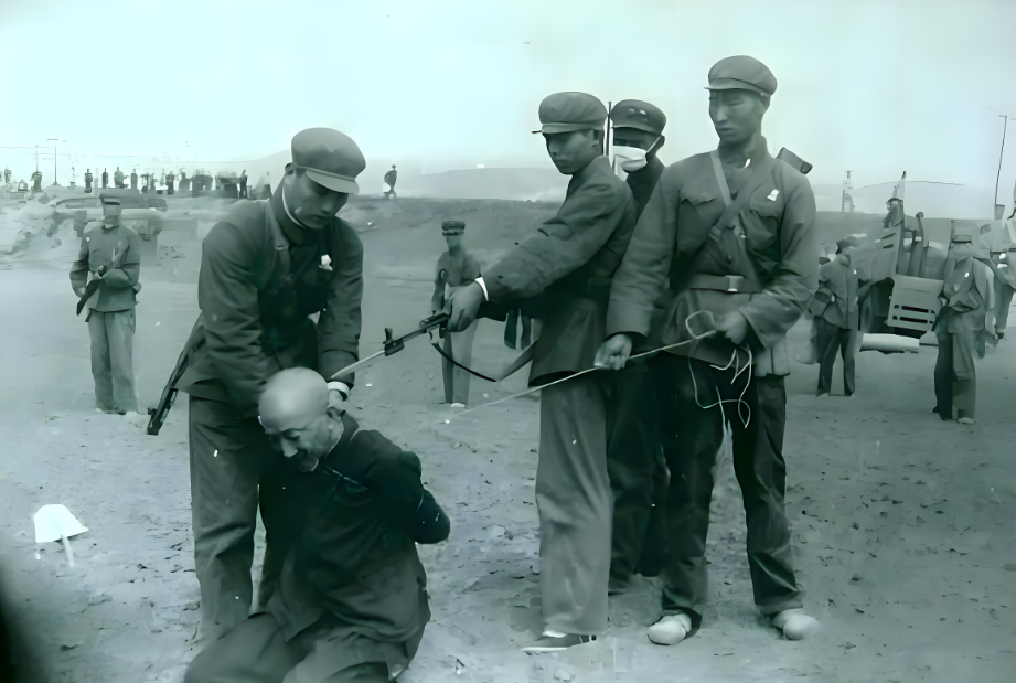 “排长，我咋觉得这尼姑的胸有点大。”小战士红着脸对吴仕法说，没想到就是这句话，竟