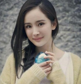 杨幂曾经在朋友圈写道：“顺产生不出来，又换剖腹产痛的，死去活来的是我，带着小糯米