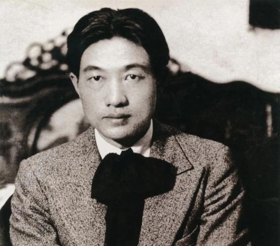 1912年，17岁的徐悲鸿被父母骗回家完婚，他对新娘子十分厌恶，但熄灭蜡烛后还是