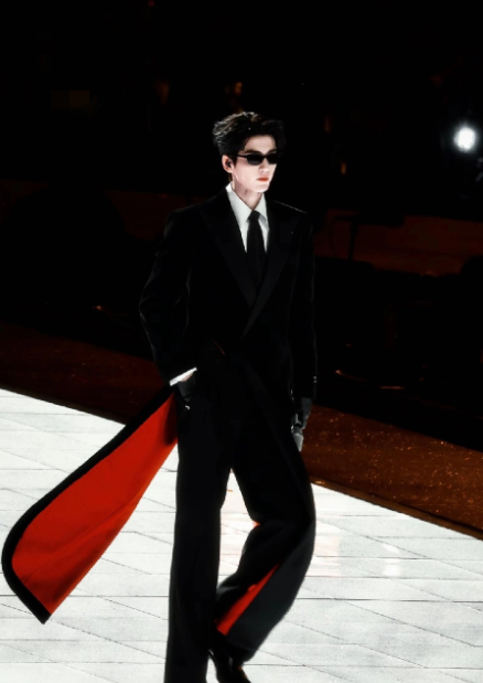 张凌赫，其实他不需要唱歌也不需要演戏，只需要这么走来走去就好