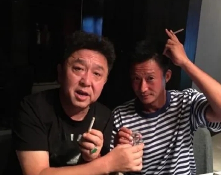 2019年，于谦投资拍摄《老师好》，为了票房有保证，他想请吴京过来客串，增加看点