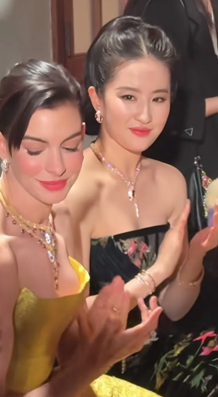 哇塞，刘亦菲大美女在安妮海瑟薇身边和一颗奶呼呼的樱桃一样，垂涎欲滴，又奶又美