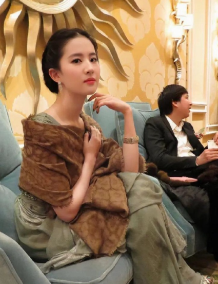 刘亦菲的这披肩好好看 ​​​