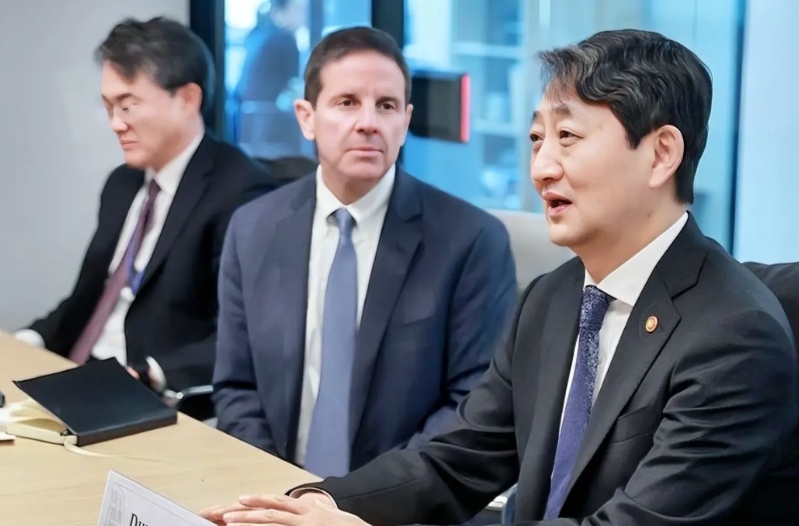 韩国紧急开会

当地时间6月2日，韩国召开紧急会议，商讨应对当下的钢铁行业危机，