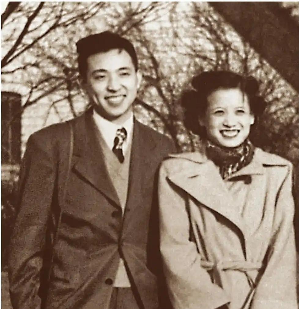 老舍、艾青、穆旦，这仨人有一个共同点，就是和女人纠缠不清，见一个爱一个。今天说说