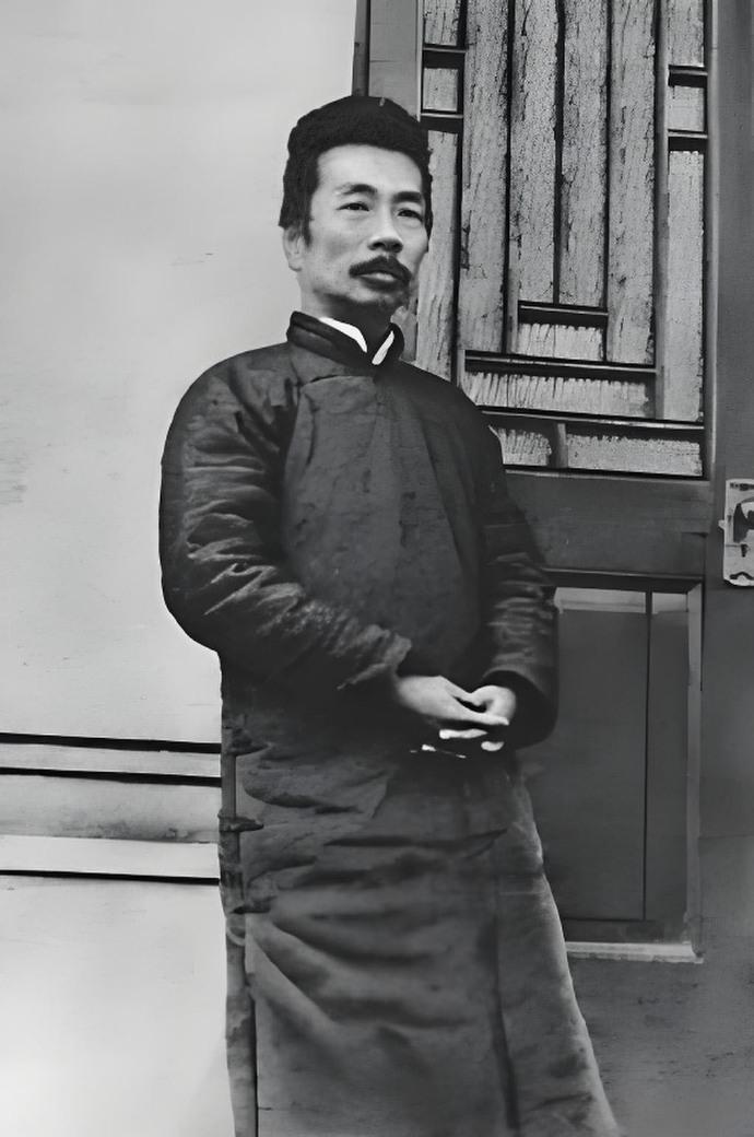 1927年，鲁迅移居上海时，以他的声望，是随便都能当个大学教授的，但他不愿意。最