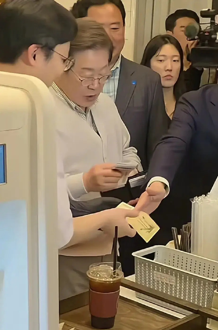 李在明真不错，亲民总统没架子











李在明买咖啡，这事儿可真让人