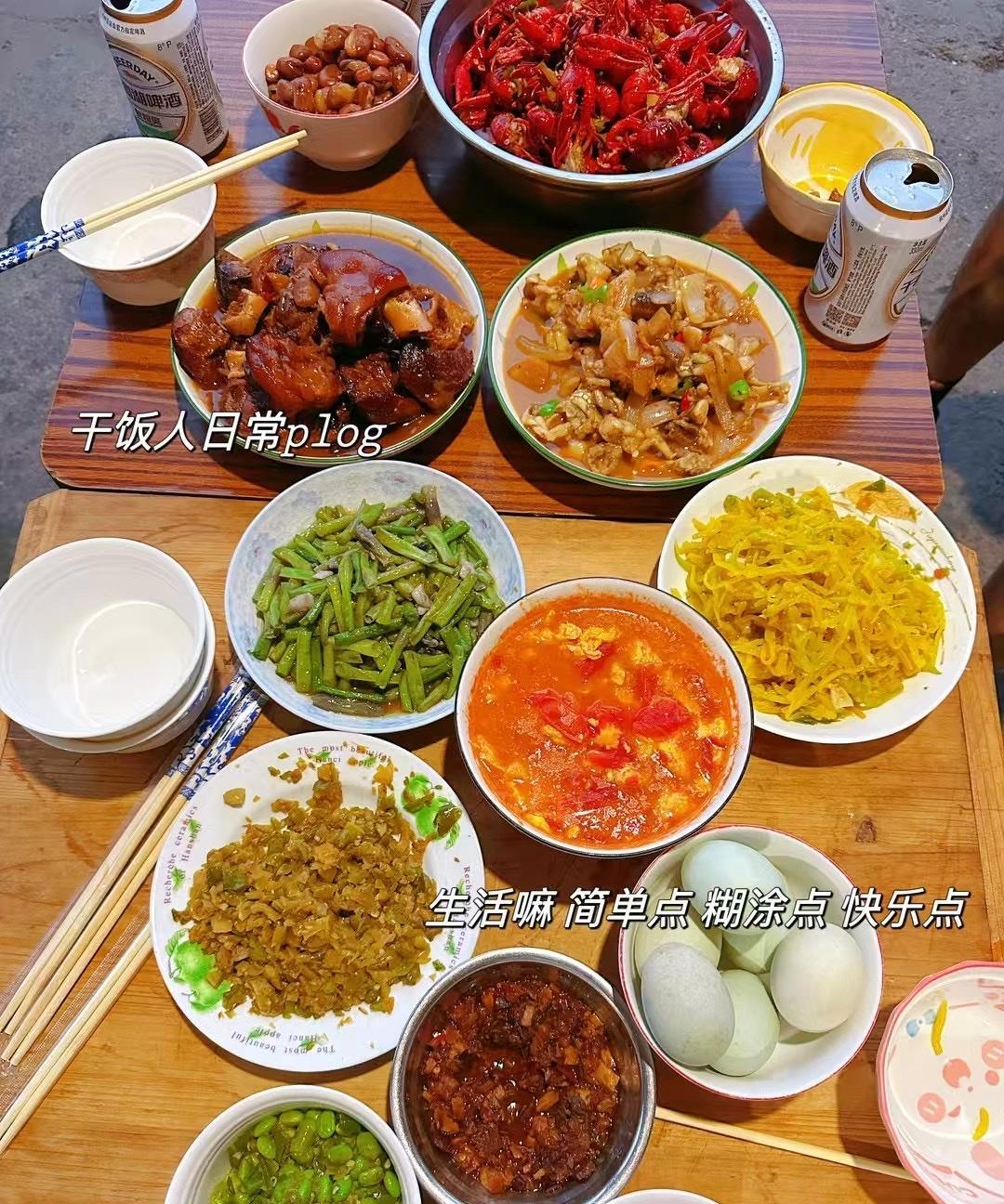 为什么八大菜系里没有湖北菜？
因为我们湖北菜包含八大菜系！
湖北菜吸取了各家所长