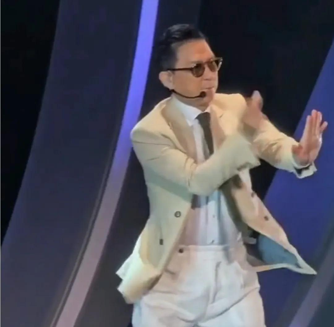 陈慧琳：宜家出边边个唔知我KELLY身边跳舞最劲嘅系飞机啊！跳好佢！下一届红馆俾