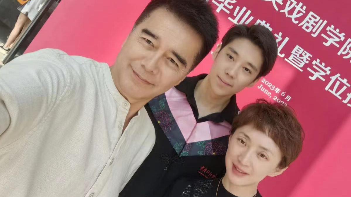 何晴去世一个月，儿子的发文透露太多消息，爸爸许亚军转发力挺