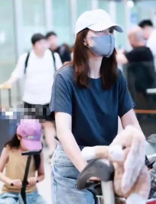 高圆圆带女儿现身机场，戴口罩十分低调，女儿坐行李箱上超可爱！
