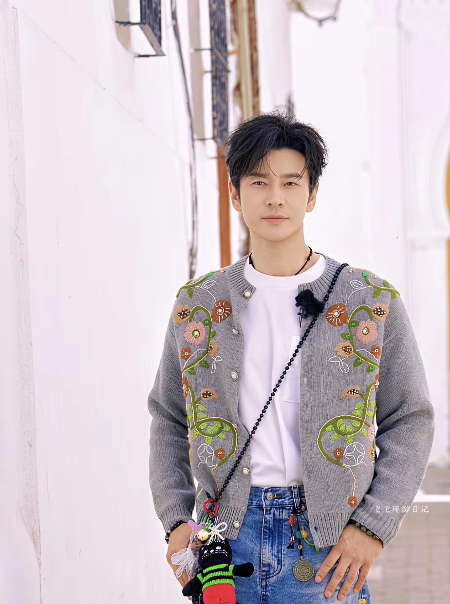 我开始理解黄晓明了
为什么他能一直这么红了
不是身高造假，也不是穿女装，而是他很
