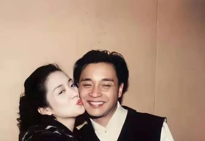 1989年张国荣告别演唱会后台，梅艳芳探班。