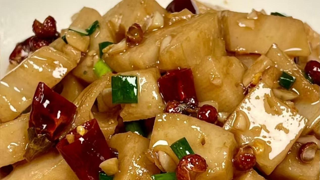 酸辣藕丁：酸辣过瘾，脆爽无敌，米饭都要多蒸两碗