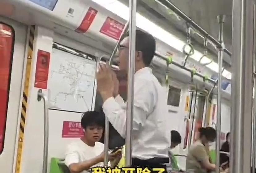杭州地铁上一男子“慷慨激昂”讲述他的遭遇，在地铁里边说边来回走动，激动的脸通红。