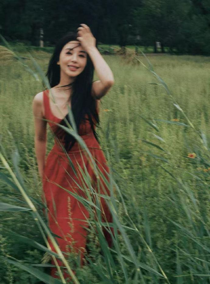 #李菲儿红裙美出自由感# 生日照氛围感拉满，这种会传递情绪的生命力绝了