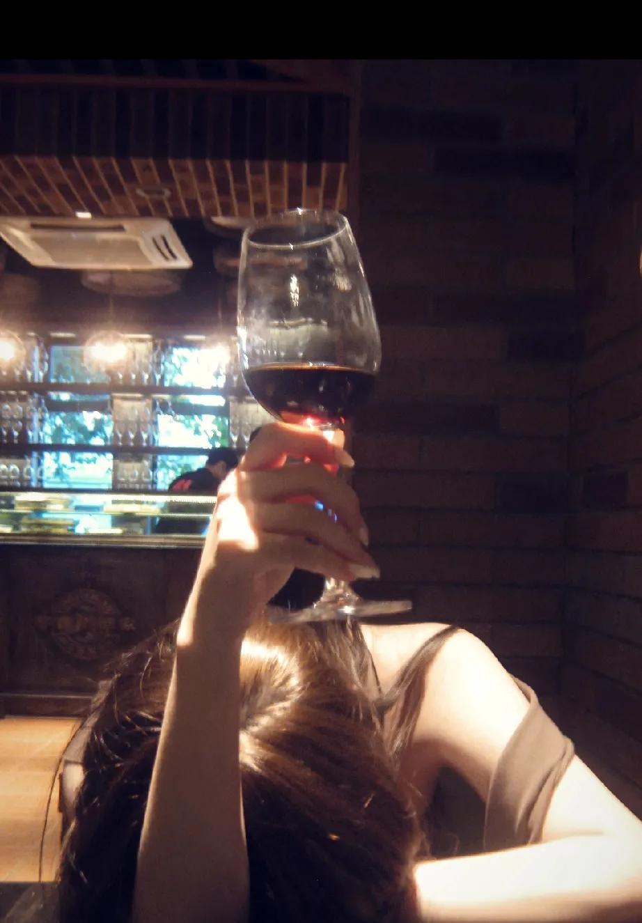 有没有同款姐妹？借着小酒劲儿，把情绪“醉”出来过～快说说你们那些“醉翁之意不在酒