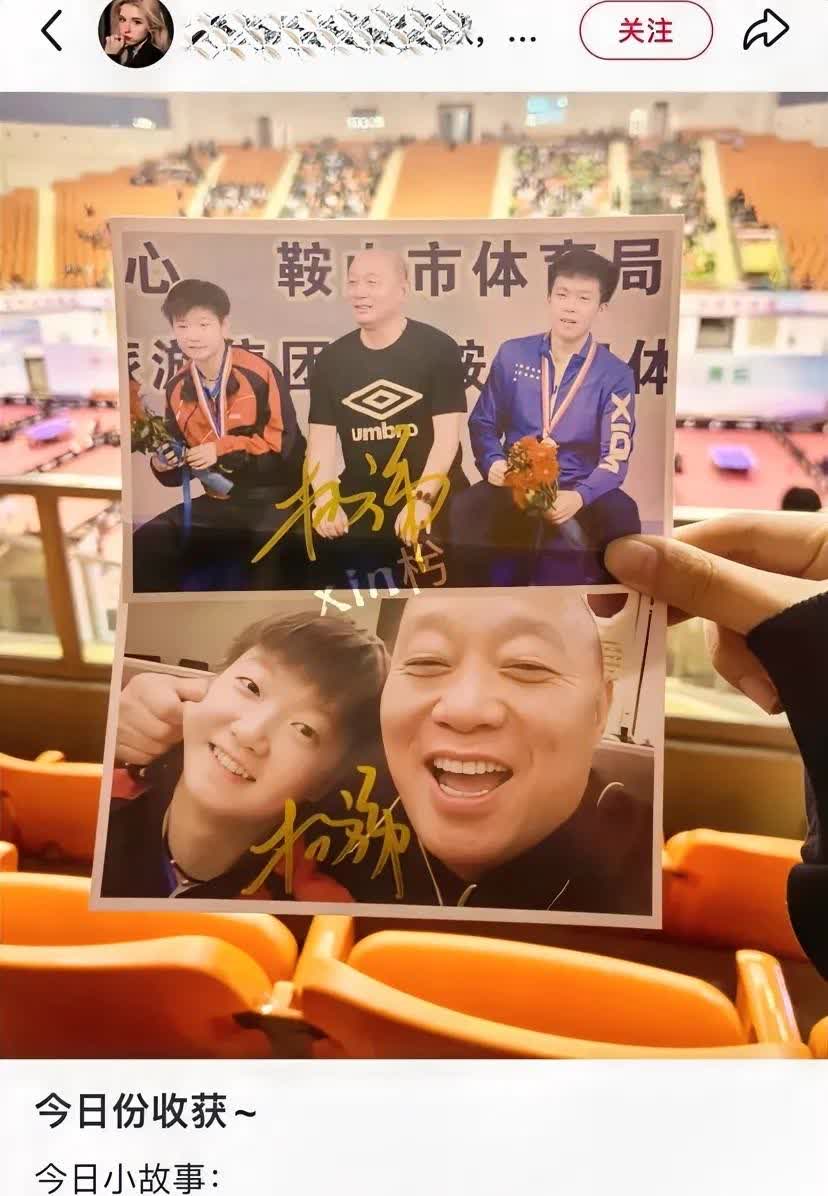 小杨给莎莎和王楚钦的合照签名，杨指是真敢签。镜头里杨指捏着马克笔，指尖悬在奖杯图
