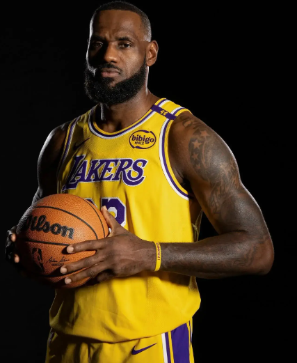 詹姆斯真的一直在走步，他抱团组队真的是因为觉得打不过，觉得冠军比MVP重要，真的