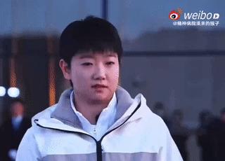 孙颖莎为人真诚，宛如懵懂的孩童。

大家是否注意到？孙颖莎出席升旗仪式，主持