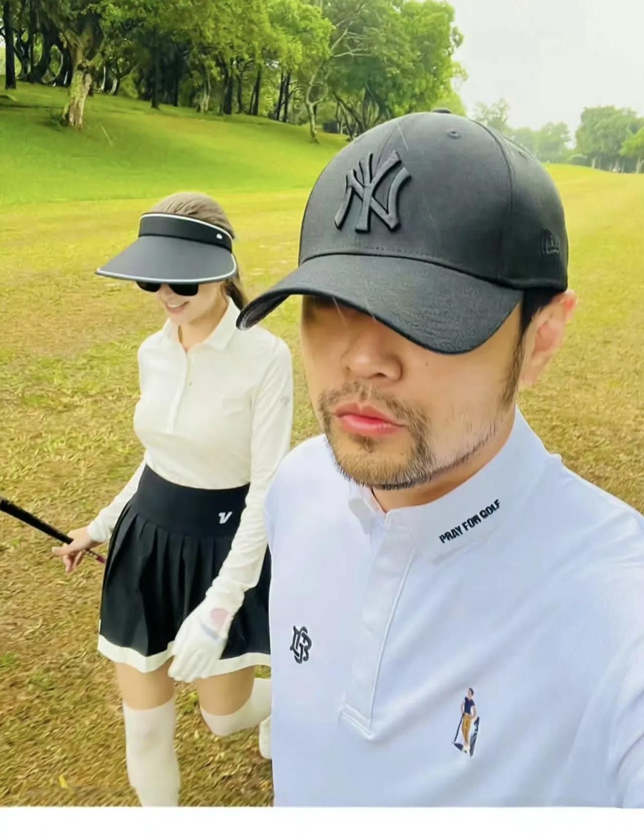 #头号创作者激励计划#
周杰伦带妻子昆凌打高尔夫球，46岁的周杰伦戴着黑色的休闲