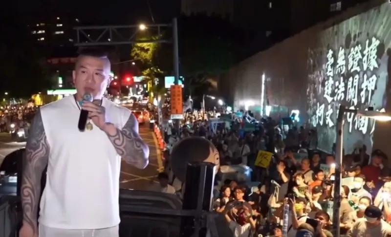 昨天晚上台湾民众党组织支持者到台湾看守所门前，抗议民进党持续关押前主席柯文哲，现