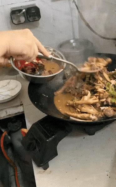 特色菜血鸭，
成也一盆血，
败也一盆血，
我感觉他是后者。