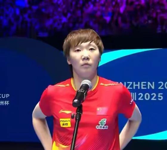 此时谁最尴尬？王曼昱在采访时，身边的杂声让王曼昱尴尬，还是孙颖莎尴尬。
亚洲杯结