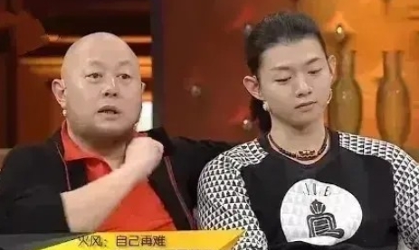 1992年，火风与原配妻子仲小萍离异后，一年只能见儿子霍尊3次面。一次，霍尊到再