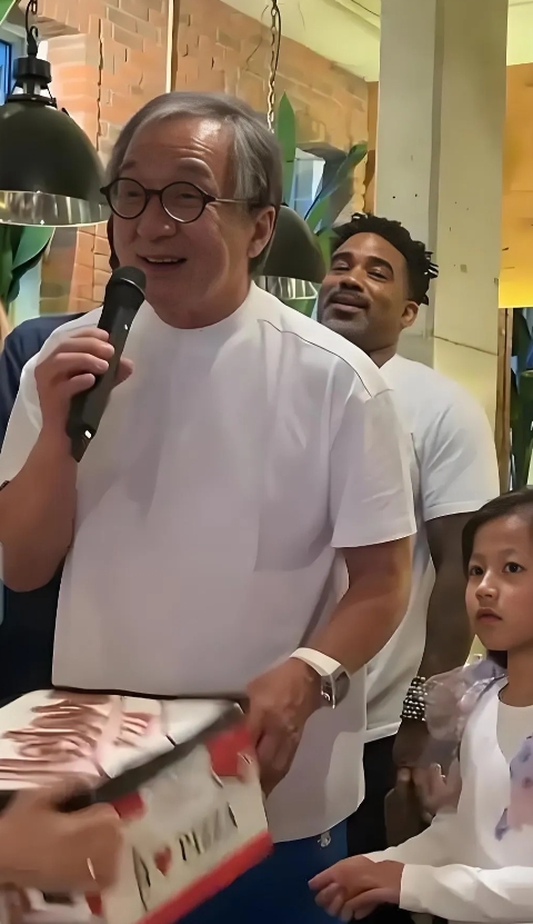 已经71岁的成龙大爷，为什么还要继续拍电影？

有人说成龙大爷，要养他的成家班，