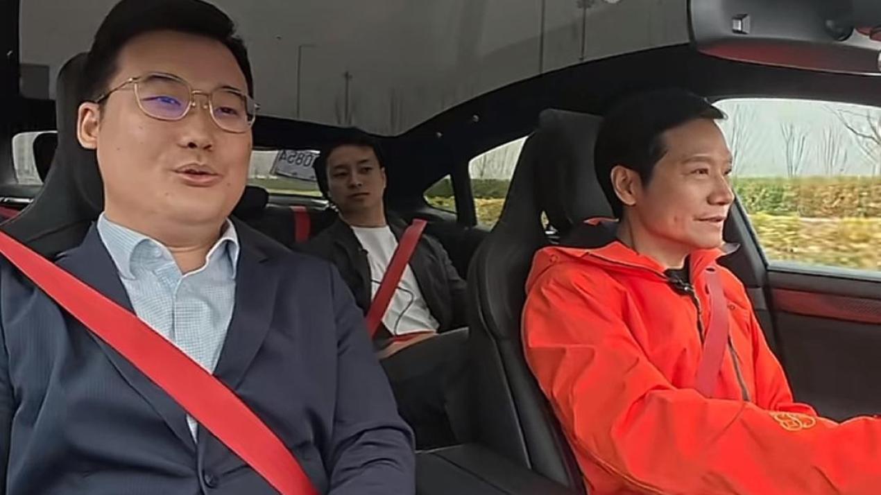 买车送金子！雷军亲自当司机，弯腰开车门……