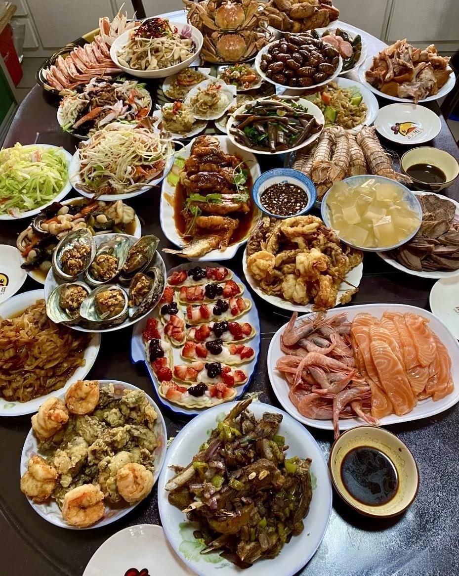 我和婆婆妈从早忙到现在，做了满满一大桌子美食佳肴！有荤有素，荤素搭配营养美味。总