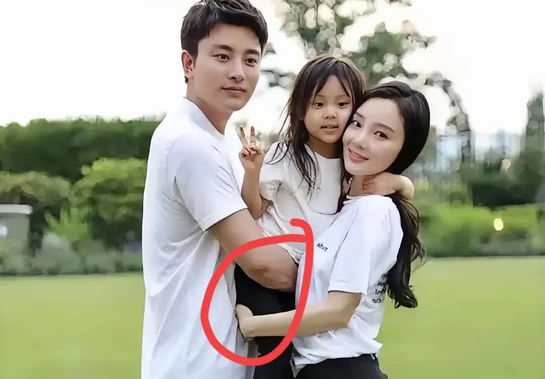 这个五一，贾乃亮和李小璐一起陪女儿甜馨出去玩了。

贾乃亮说

我和李小