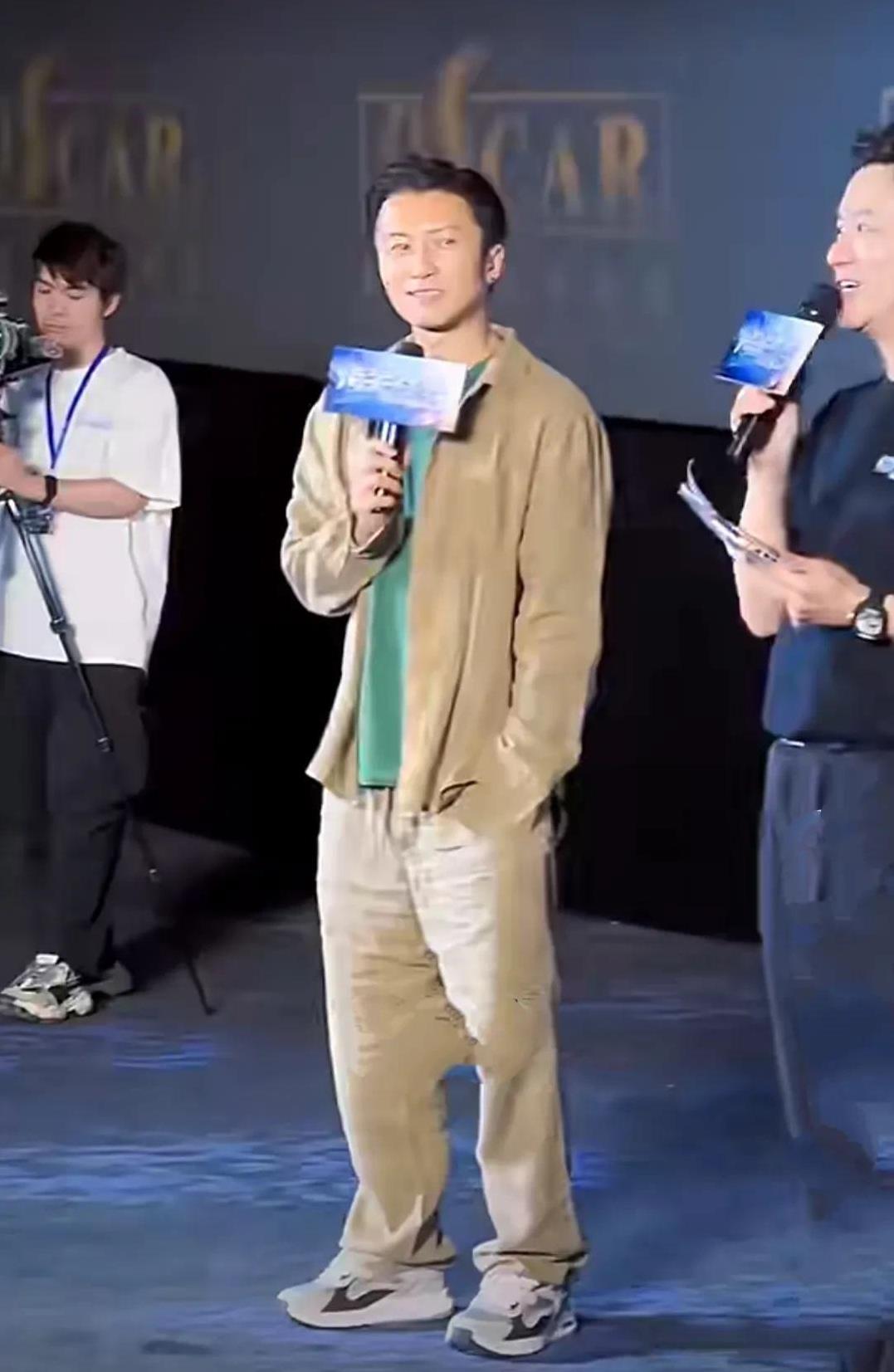 近日，日本游玩归来的谢霆锋现身西安活动现场，一身卡其色休闲服搭配深绿色圆领体恤衫