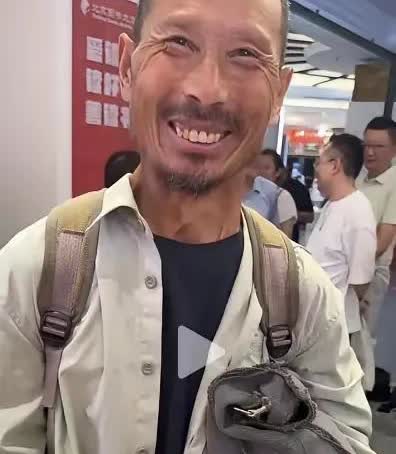 六十岁民工西单追陈行甲，我六十多岁，也是陈行甲的粉丝，追陈行甲，因为感觉他是我们