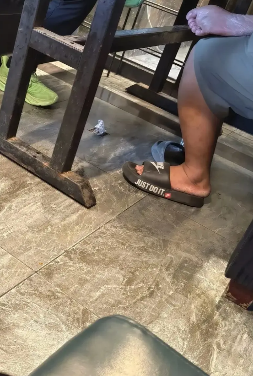 出门别乱看，小心肠子都吐黑了。