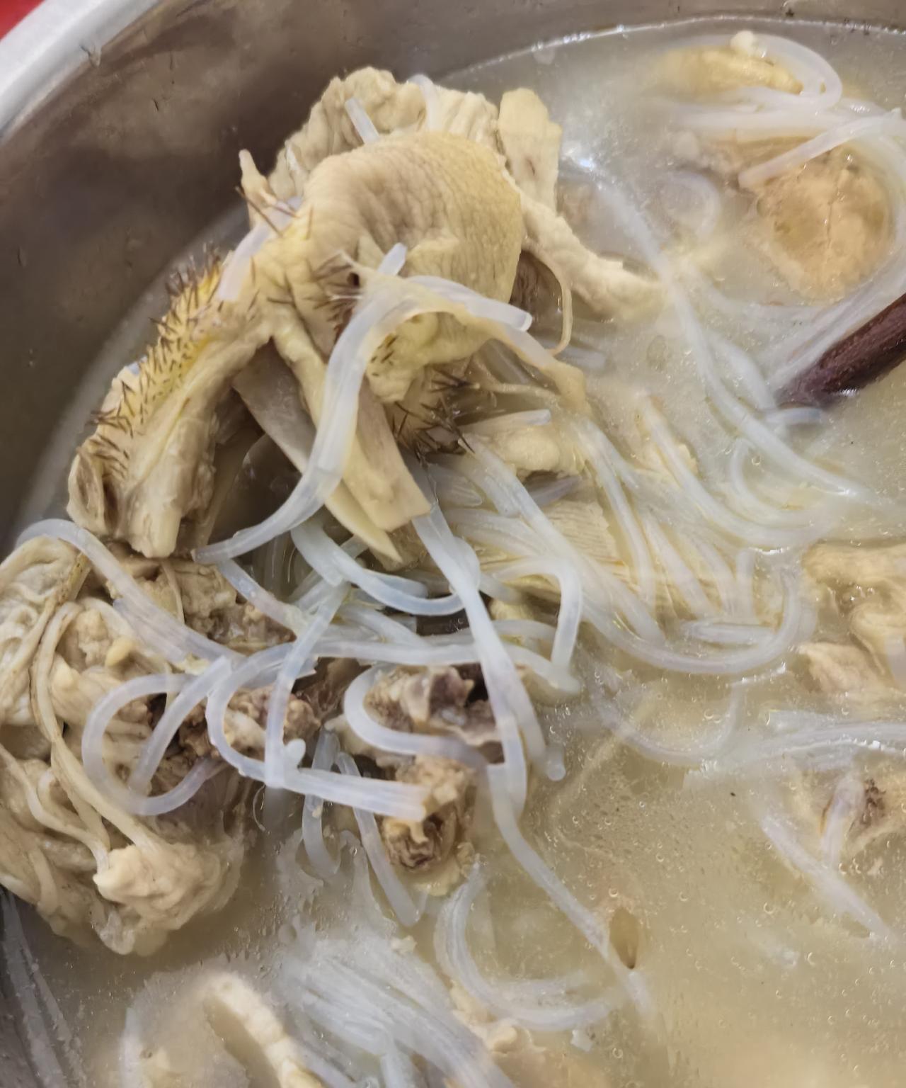 吃了顿广西酒席，妈哟这味道跟我们四川莫法比，出来还吃了晚粉[捂脸][捂脸]