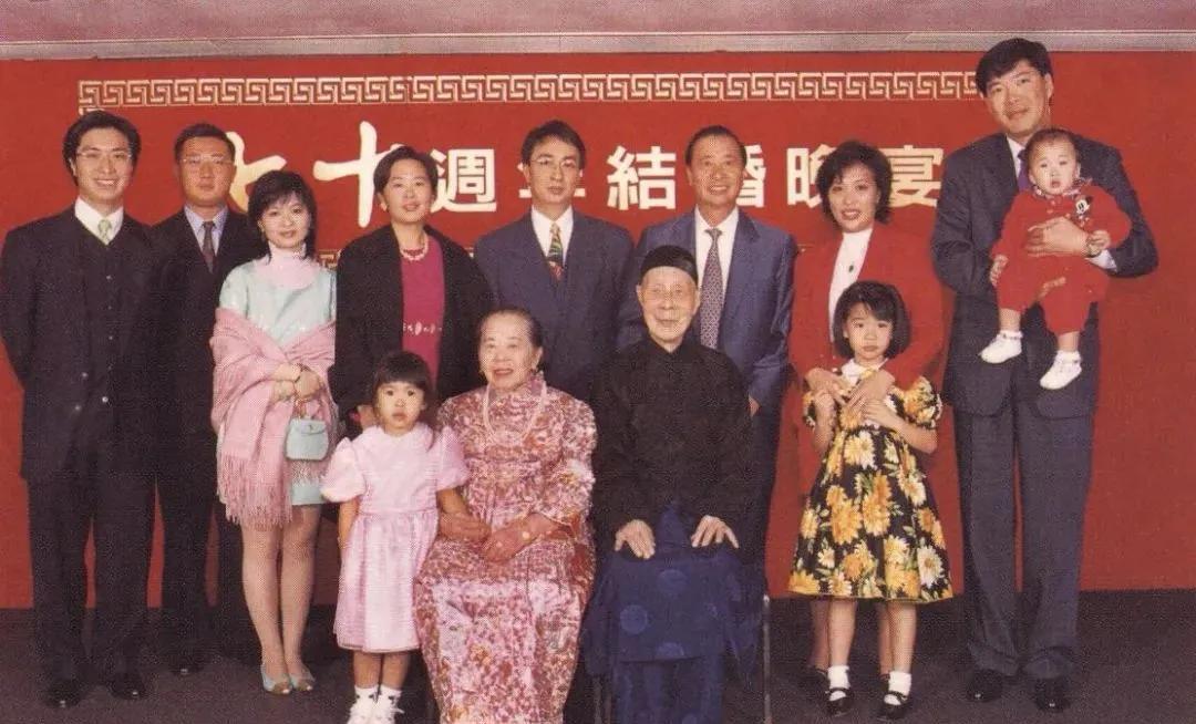 李兆基与父母及一家三代合影，最让人佩服的是他在后来离婚后没有续弦，也没有任何绯闻