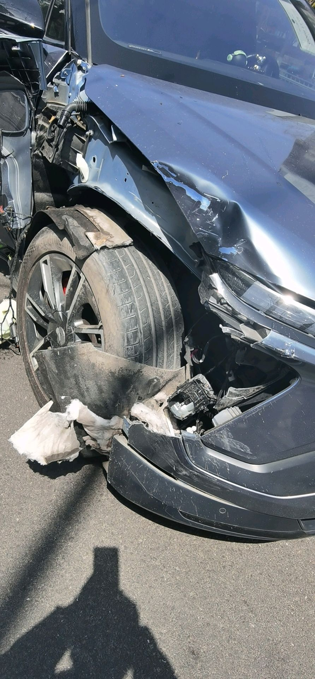 电车撞了油车开不惯了
对于再开油车的不适感有以下几点:
首先，我上车还要发动。每