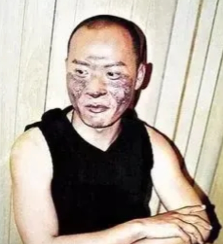 当年，记者采访陈志朋，丝毫不留情面地问他：你是3个人里面最不红的吧。

陈志朋面