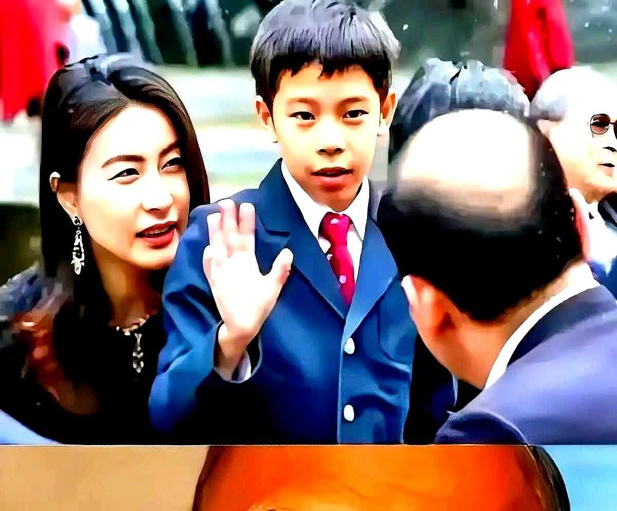 你说稀奇不稀奇！

郭晶晶和霍启刚的11岁大儿子霍中曦最近摊上大事了——这孩