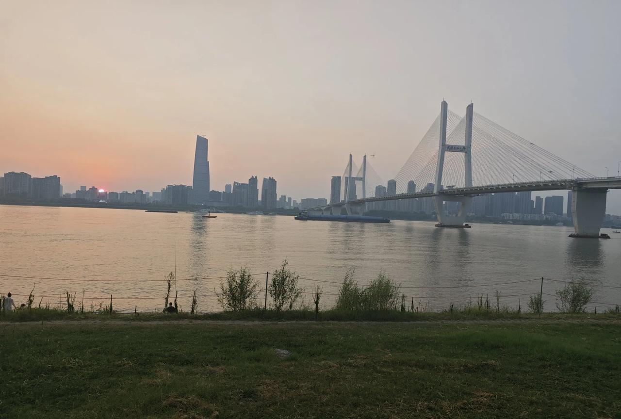 2025年金球奖竞争太激烈了！离9月22日颁奖典礼还有俩月，局势依旧不明朗。原本