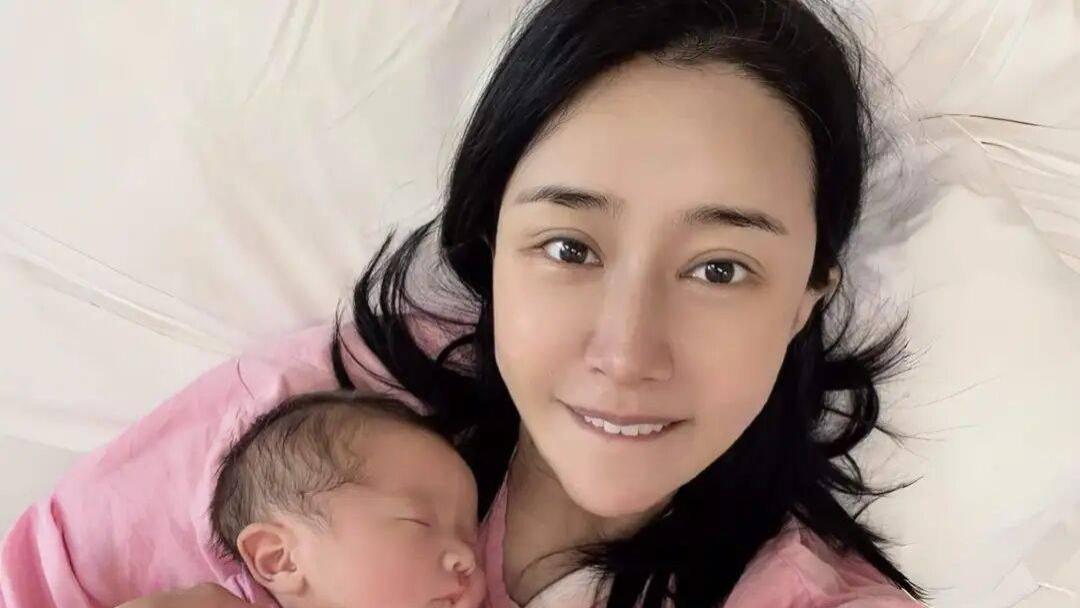香港过气女星晒照宣布生子