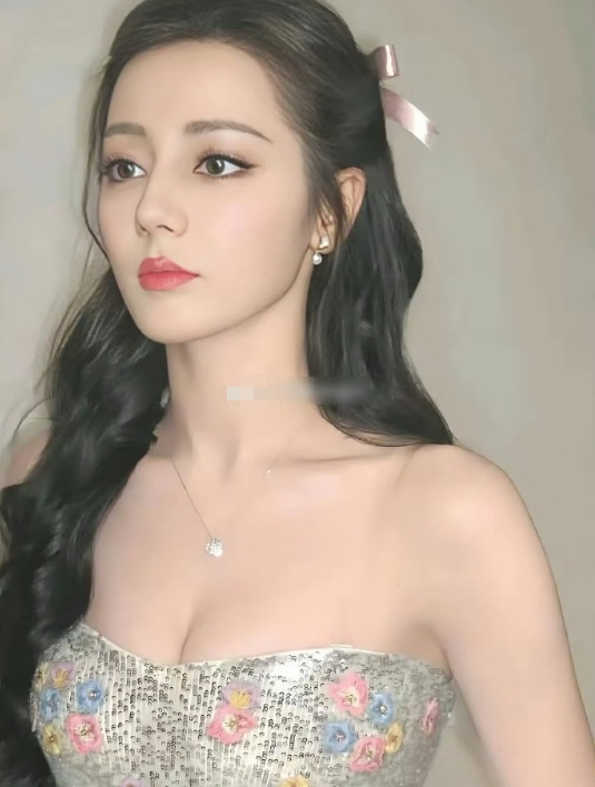 迪丽热巴终于不捂了，大大方方的她简直不要太美 ​​​