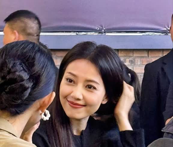 我同学亲自接待过高圆圆
她悄咪咪跟我说
说高圆圆根本不是电视上那样！
同学